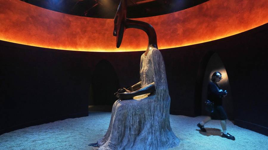 La obra La inventora del atole, de la artista británico-mexicana Leonora Carrington, se exhibe en la exposición Laberinto Mágico en el Centro de Artes Inmersivas (CAI) de la Ciudad de México el lunes 20 de abril de 2026.