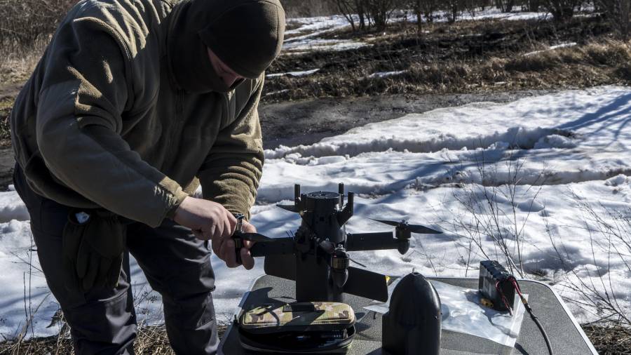 Un instructor militar ucraniano con un dron interceptor Bullet; este dron tiene la capacidad de contrarrestar drones de ataque rusos e iraníes tipo Shahed y se ha convertido en un objetivo muy codiciado por los países del Golfo.