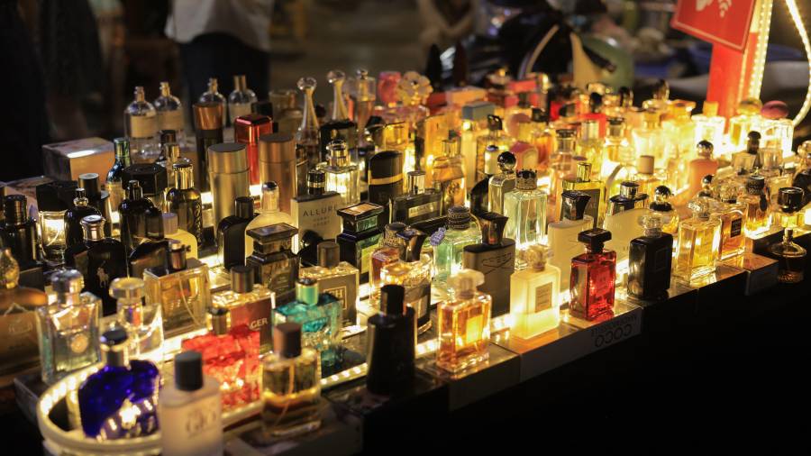 Para los Z, tener un único perfume de firma es una costumbre anticuada. En su lugar, coleccionan frascos de diferentes fragancias para combinarlas. Foto: Hồng Quang (Pexels)