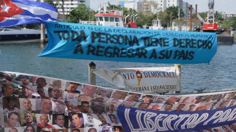 Un cartel con la imagen de presos cubanos, en el Parque Lummus, en Miami.