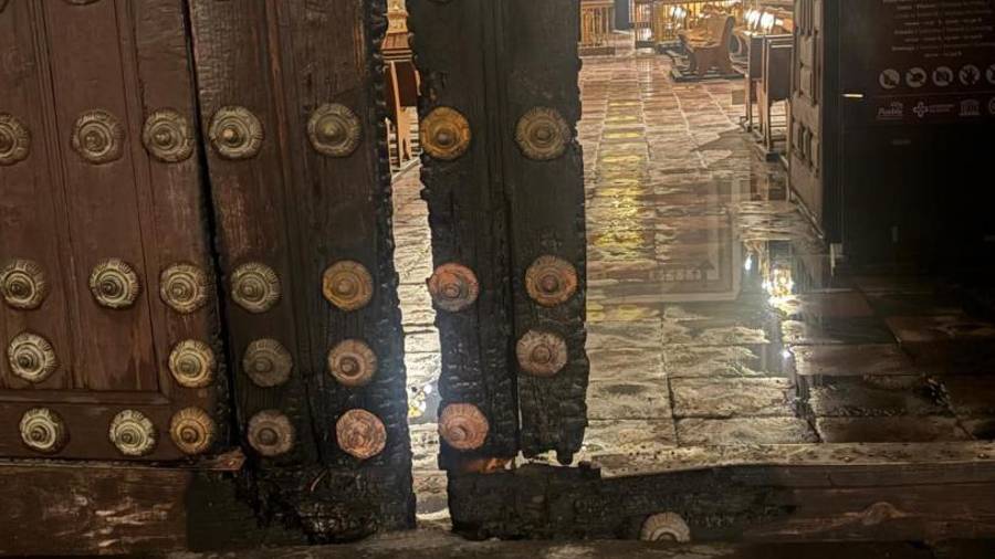El portón norte de la Catedral de Puebla -recinto colonial que data del siglo XVI- fue incendiado por dos sujetos desconocidos.