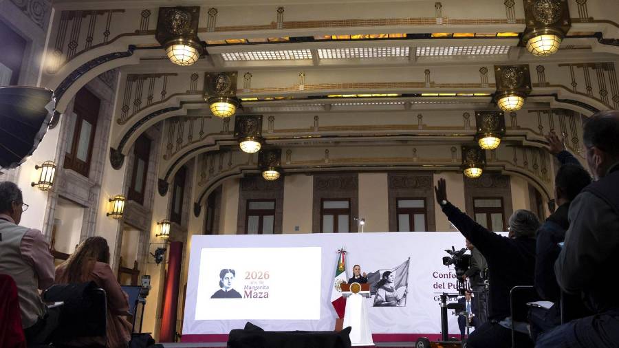 La presidenta Claudia Sheinbaum Pardo en conferencia de prensa matutina en el salón de la Tesorería de Palacio Nacional.