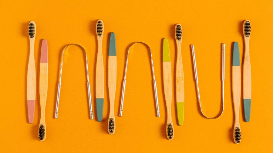 Aunque cepillarse los dientes es indispensable, ignorar la lengua deja atrás millones de bacterias.