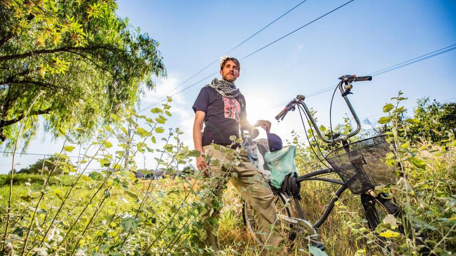 Rémie Neijts en el arroyo frente al Tec de Monterrey. Foto: