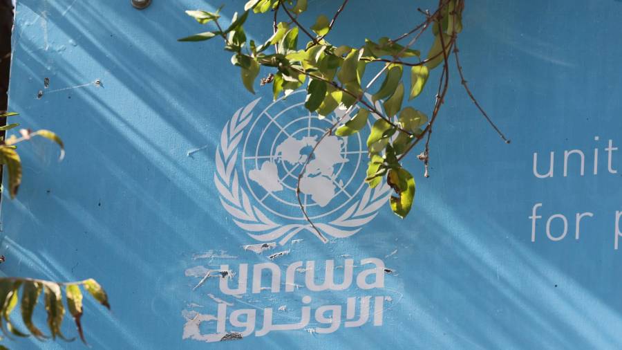 Un cartel en la entrada de las oficinas de la Agencia de Obras Públicas y Socorro de las Naciones Unidas para los Refugiados de Palestina en el Cercano Oriente (UNRWA) en Jerusalén, el 29 de octubre de 2024.