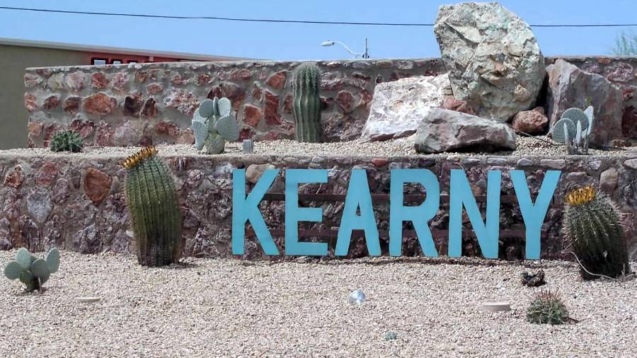 Letrero de bienvenida del pueblo de Kearny, en el condado de Pinal de Arizona. Este pueblo minero de Arizona, teme convertirse en el primero en desaparecer en Estados Unidos debido a la sequía.