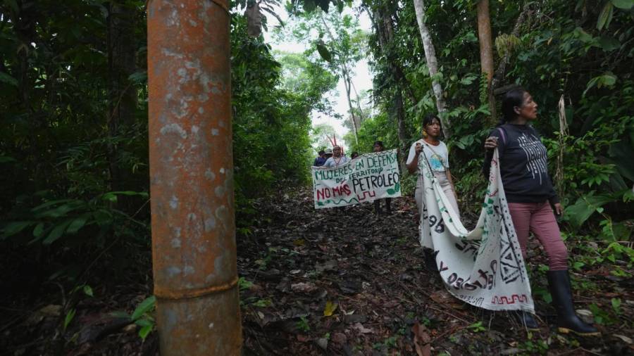 Un grupo de mujeres indígenas de la Amazonía ecuatoriana recorren la región en lo que los activistas denominan un “toxitour”, visitando campos petroleros en Sucumbíos, Ecuador.