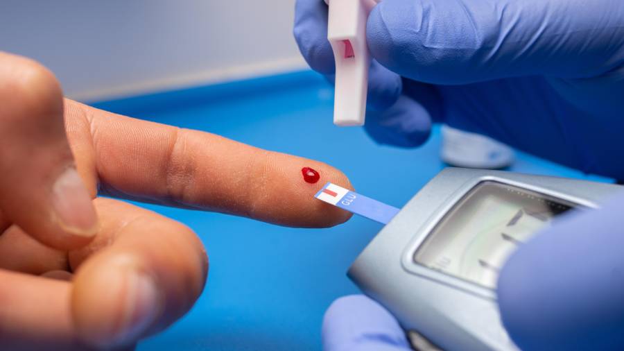 La dislipidemia puede avanzar durante años sin presentar síntomas, por lo que especialistas recomiendan realizar revisiones periódicas para conocer los niveles de colesterol y triglicéridos.