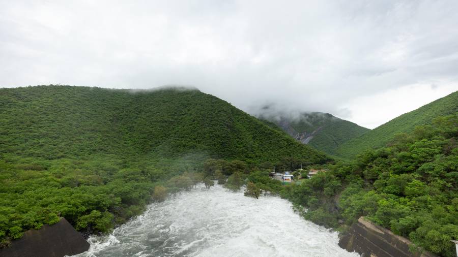 Las lluvias registradas en Nuevo León en las últimas horas ocasionaron el llenado de la Presa de la Boca al 100% por lo que este jueves se determinó la apertura de sus compuertas.