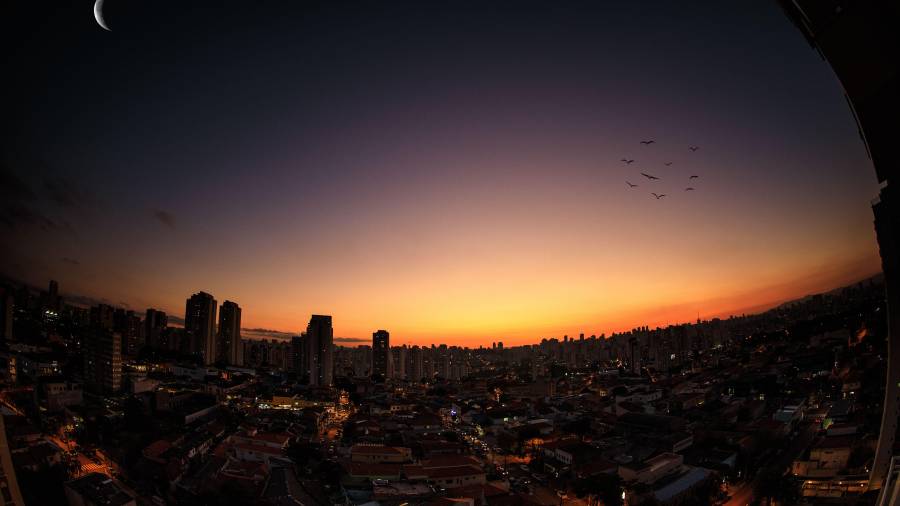 Pese al mito popular de las doce horas idénticas de luz y oscuridad en el equinoccio, la simetría entre el día y la noche no se produce de forma exacta.