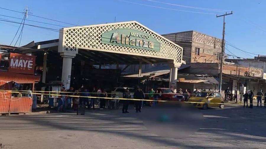 Autoridades acordonaron la zona del Mercado Alianza tras el fatal atropellamiento.