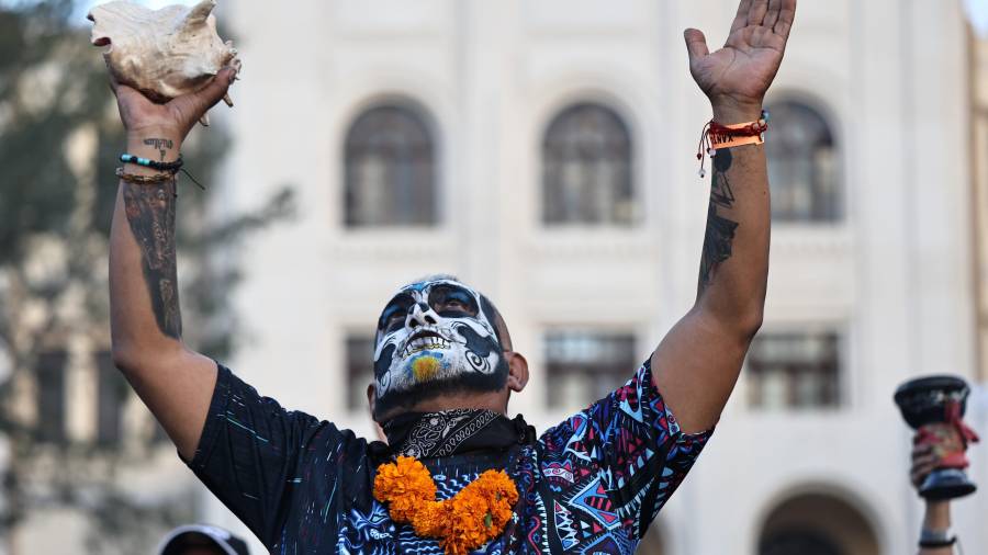 El Desfile Xantolum 2025 llenó de color y tradición las calles de Saltillo con la participación de cerca de tres mil catrinas y catrines.