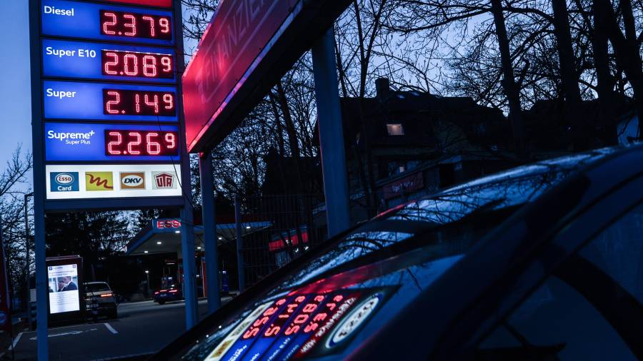 Una pantalla muestra los precios del combustible en euros en una gasolinera de Berlín, Alemania tras el anuncio de Irán y EU de un alto el fuego condicional de dos semanas para detener las operaciones militares.