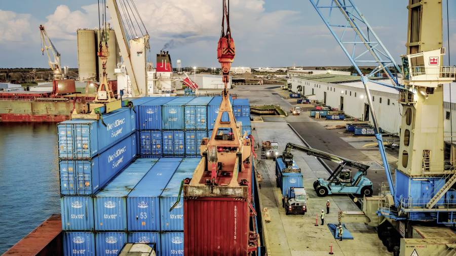 La guerra en Oriente Medio ha trastocado la economía mundial, según el Fondo Monetario Internacional, que advirtió en un informe del 14 de abril de 2026 que las perturbaciones en los mercados petroleros podrían frenar el crecimiento, avivar la inflación y aumentar la posibilidad de una recesión global.