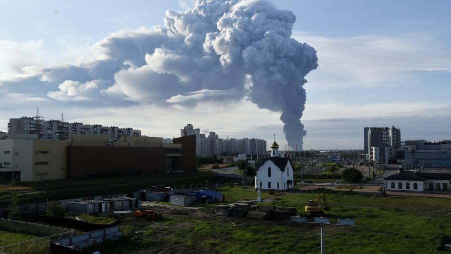 El humo se eleva desde un incendio en los almacenes de la tienda rusa de internet Wildberries en Shushary, a las afueras de San Petersburgo, Rusia, el 24 de julio de 2026.