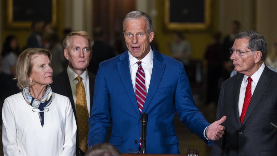 El líder de la mayoría del Senado estadounidense, John Thune (c), habla con los periodistas en el Capitolio de los Estados Unidos en Washington.