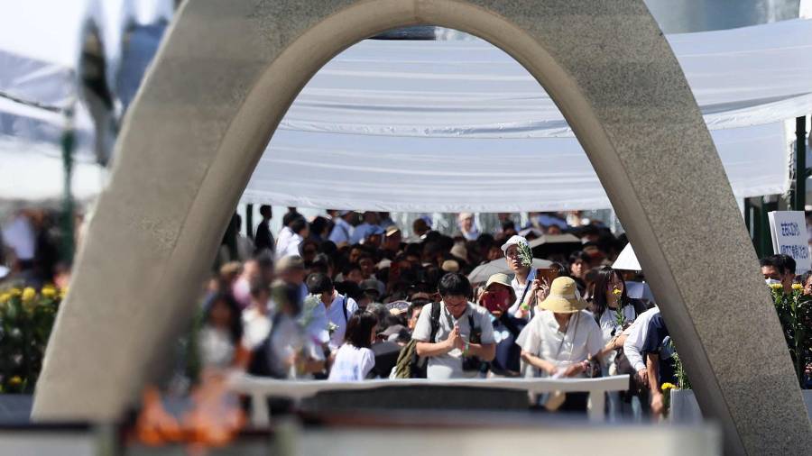 Personas elevan oraciones ante el cenotafio con motivo del 81.º aniversario del bombardeo atómico de Hiroshima, en el Parque Conmemorativo de la Paz de Hiroshima, Japón.