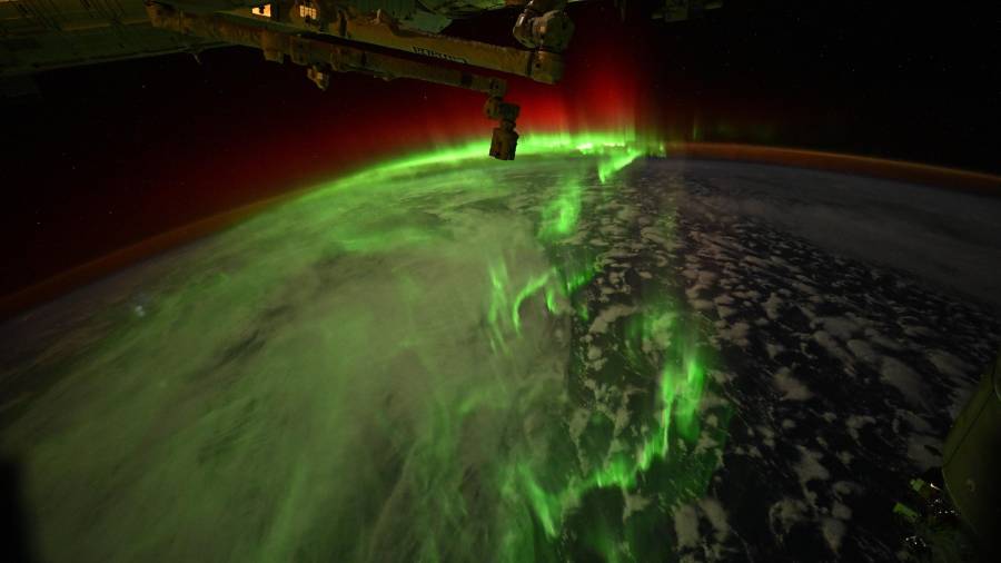 Fotografía publicada en la cuenta en X de la astronauta de la NASA Jessica Meir, que muestra una vista de una aurora austral tomada desde la nave Dragon de SpaceX en la Estación Espacial Internacional (EEI).