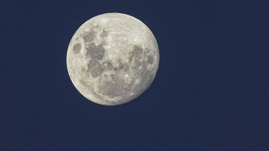 La luna plantea algunos desafíos; no tiene oxígeno en la atmósfera y las temperaturas alcanzan los 120 centígrados de día y los -120 grados centígrados de noche.