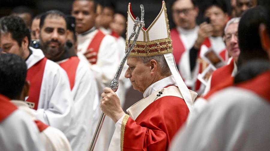 El Papa León XIV preside una misa por la inaguración del año académico en la Universidad Pontificia en la plaza de San Pedro, en el Vaticano.