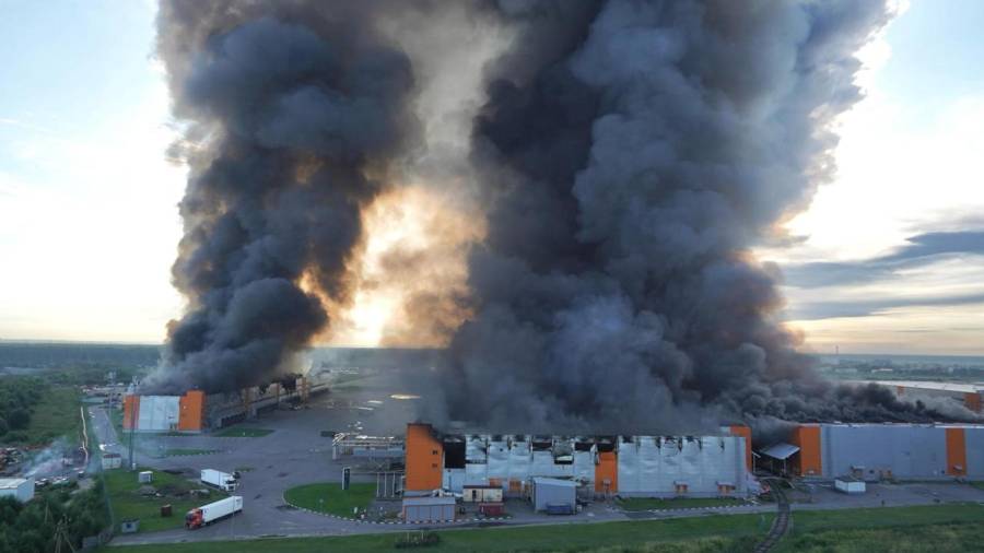 Drones ucranianos impactaron esta madrugada contra almacenes de la empresa Wildberries, la Amazon rusa, en las regiones de Leningrado, la ciudad federal de San Petersburgo, Simferópol y Tver.