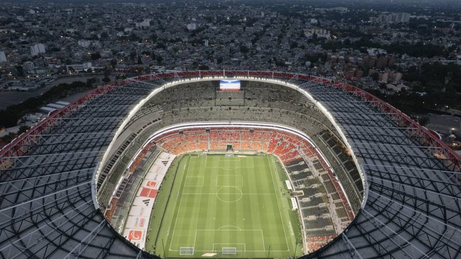 Una panorámica del Estadio Azteca, que hace historia al albergar su tercera Copa del Mundo. El orgullo deportivo coexiste con el descontento local debido a la gentrificación acelerada y las protestas sociales convocadas en los alrededores del recinto.
