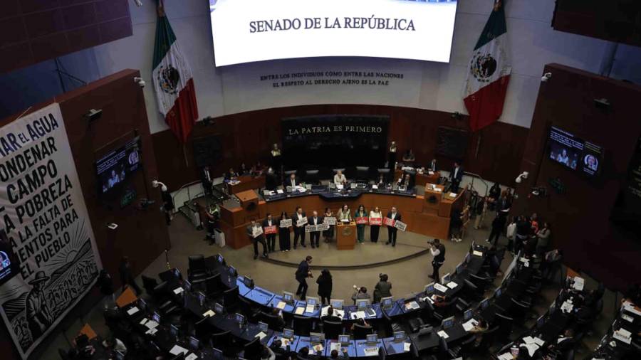 Aspectos de la sesión en el Senado de la República en la que se discute la Ley de Aguas Nacionales.