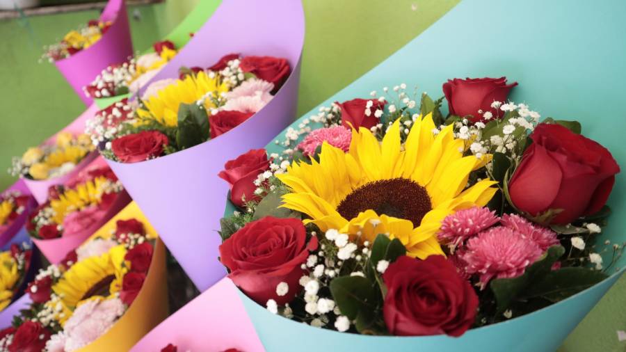 En estos días los precios de las flores suben, suben, suben. Así que aquí te decimos cuánto tendrías que pagar por una sencilla flor, hasta para llenar un camión y decirle a esa persona personas que vale 10 mil flores. Ya si te alcanza o no, ese es otro cuento.