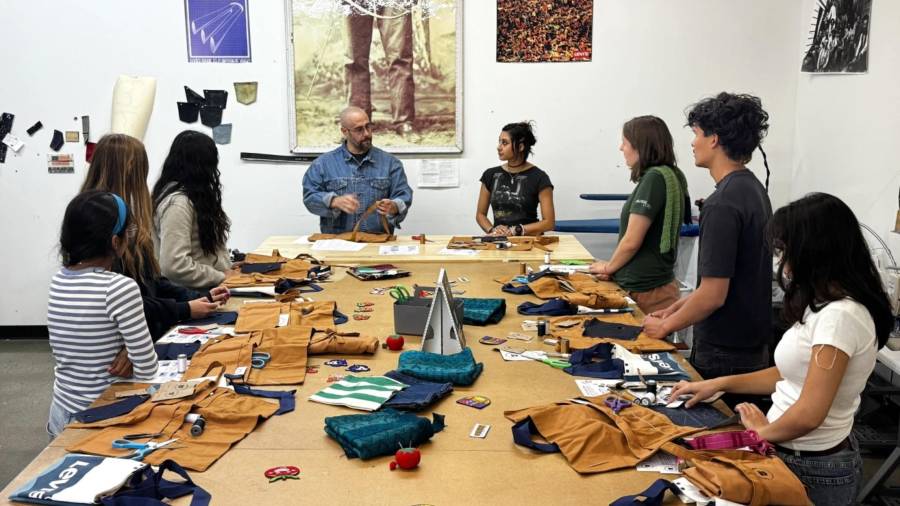 Un empleado de Levi’s enseña a estudiantes en un taller de costura en una tienda Levi’s del centro de San Francisco, el miércoles 22 de julio de 2026.
