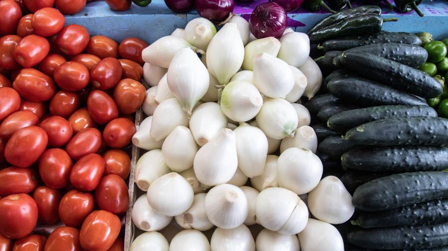 El alza en frutas y verduras disparó la inflación durante la primera quincena de marzo.