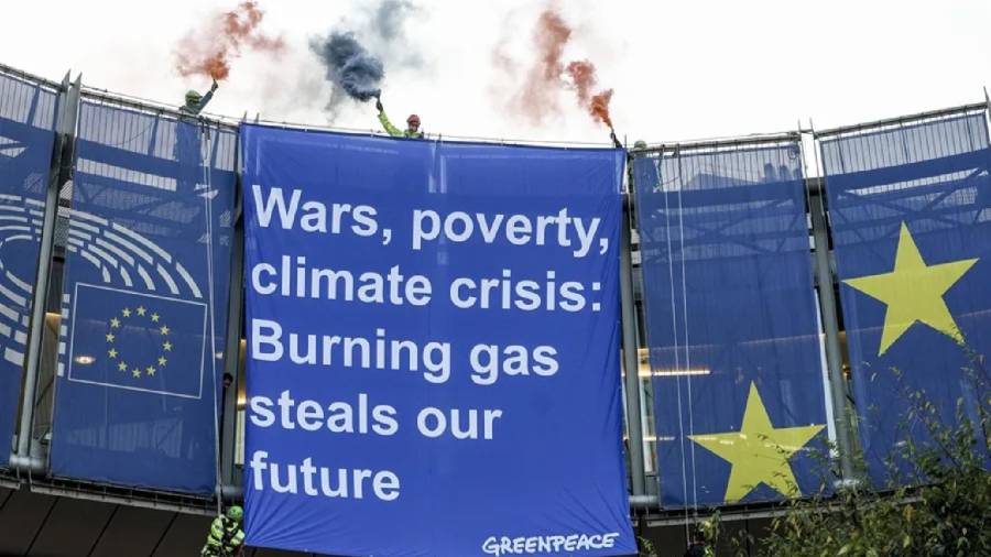 Activistas de Greenpeace protestan en el Parlamento Europeo contra los combustibles fósiles y el cambio climático.