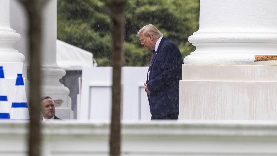 El presidente de Estados Unidos, Donald Trump, sale de la Casa Blanca para asistir a un evento en Pensilvania, en Washington.