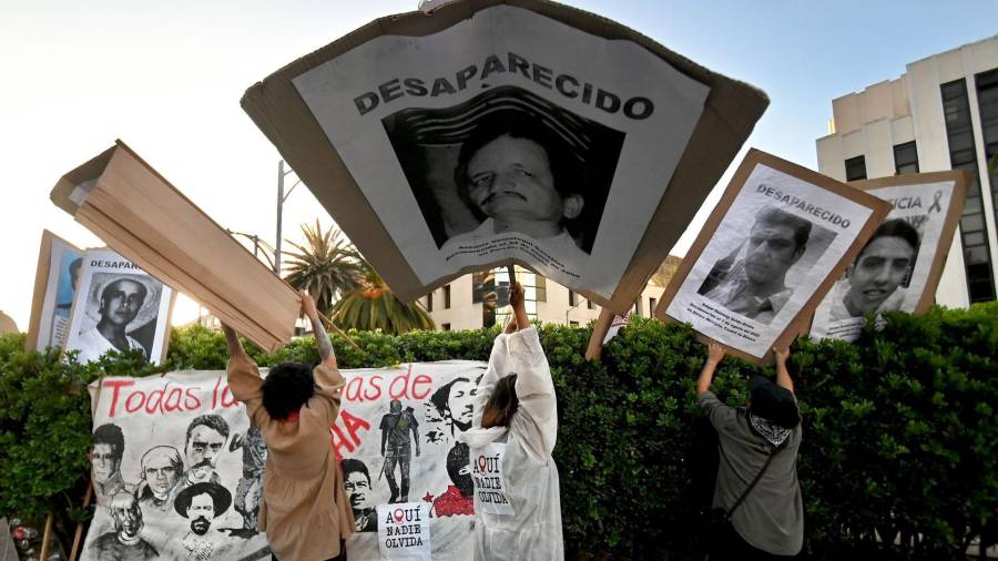 Colectivos instalaron un antimonumento como homenaje a las y los colegas periodistas que han sido asesinados, lo anterior fue en la llamada esquina de la Información en Bucareli y Paseo de la Reforma.