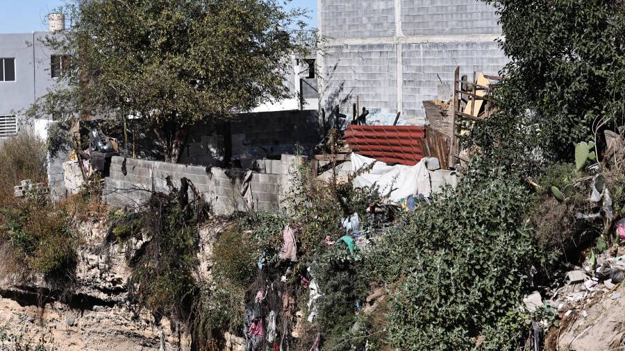 En la colonia Vista Hermosa, una mujer identificada como Isela “N” incendió su tejabán mientras sus tres hijas menores se encontraban dentro, hecho ocurrido la tarde del jueves 6 de noviembre.