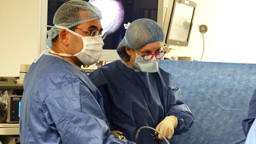 El doctor Aimen Shaaban (izquierda), coautor de la investigación de la nueva sonda de monitorización continua, realizando una cirugía fetal.
