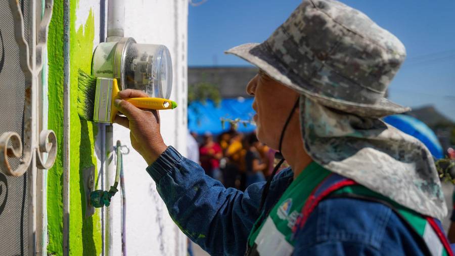 Vecinos y autoridades municipales participaron en el pintado simbólico de la primera vivienda beneficiada en este sector.