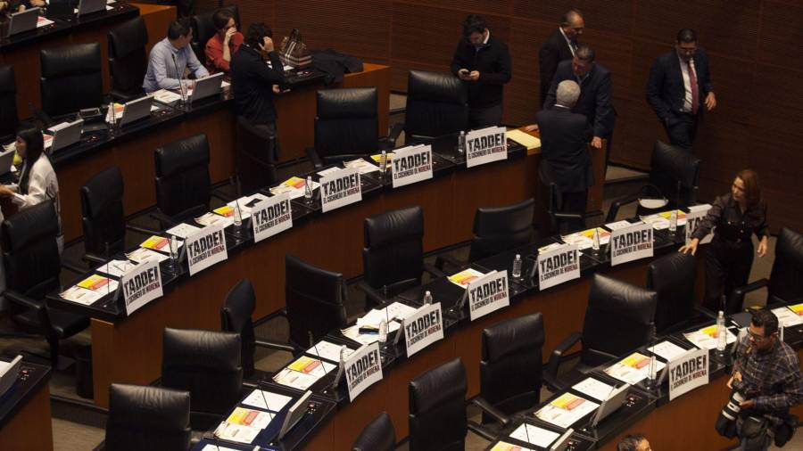 CIUDAD DE MÉXICO, 28OCTUBRE2026.- Senadores del grupo parlamentario PAN colocaron pancartas sobre el caso Taddei INE durante sesión Ordinaria en la Cámara de Senadores. FOTO: ANDREA MURCIA /CUARTOSCURO.COM