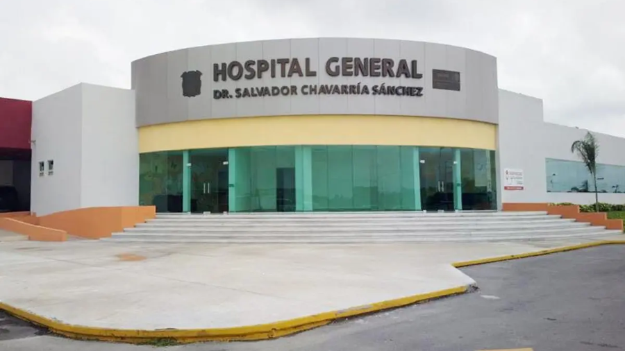 Paramédicos de Bomberos trasladaron de emergencia al adulto mayor al Hospital General “Dr. Salvador Chavarría” tras ser atropellado cuando intentaba cruzar el bulevar Mendoza Berrueto, donde permaneció varias horas bajo atención médica.