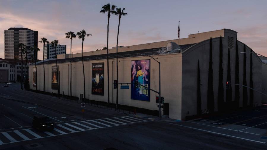 Los icónicos estudios de Paramount en Hollywood, escenario de una industria que hoy enfrenta la incertidumbre tras el anuncio de su posible fusión con Warner Bros. Discovery
