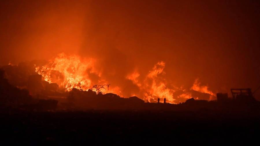 El fuego consumió grandes cantidades de residuos acumulados en el tiradero.
