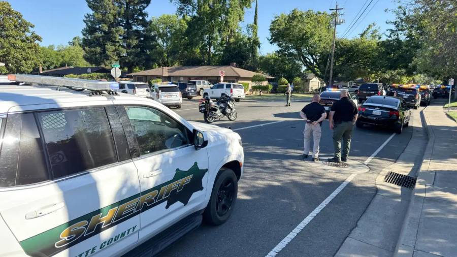 Personal policial bloquea la Avenida East First entre la Avenida Sherman y la Avenida Sheridan tras un tiroteo en la Biblioteca de Chico, el lunes 22 de junio de 2026 en Chico, California.
