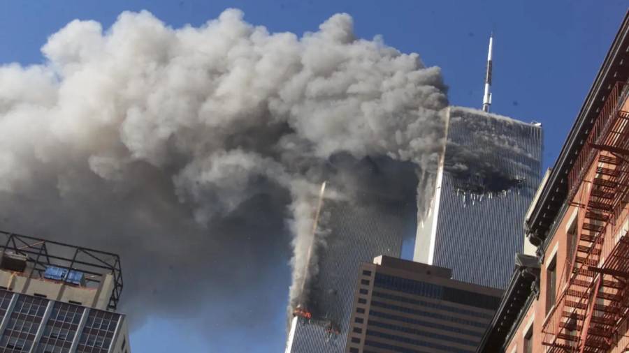 Humo se eleva de las torres gemelas del World Trade Center en llamas tras el impacto de aviones secuestrados el 11 de septiembre de 2001 en la ciudad de Nueva York.