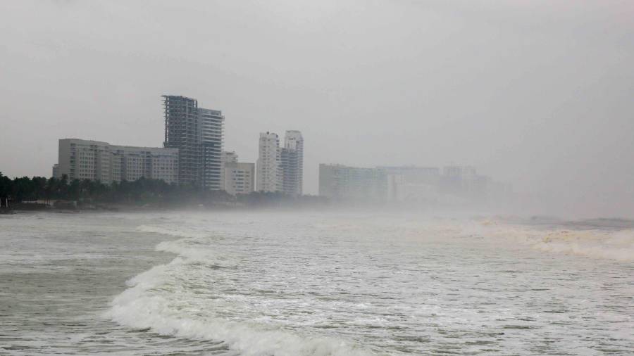 La tormenta ‘Isaías’ amenaza con convertirse en huracán frente a las costas mexicanas.