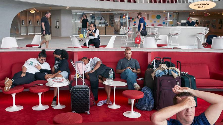 No cabe duda de que la etiqueta de la moda en los aeropuertos ha ido descendiendo lentamente hacia el descuido.