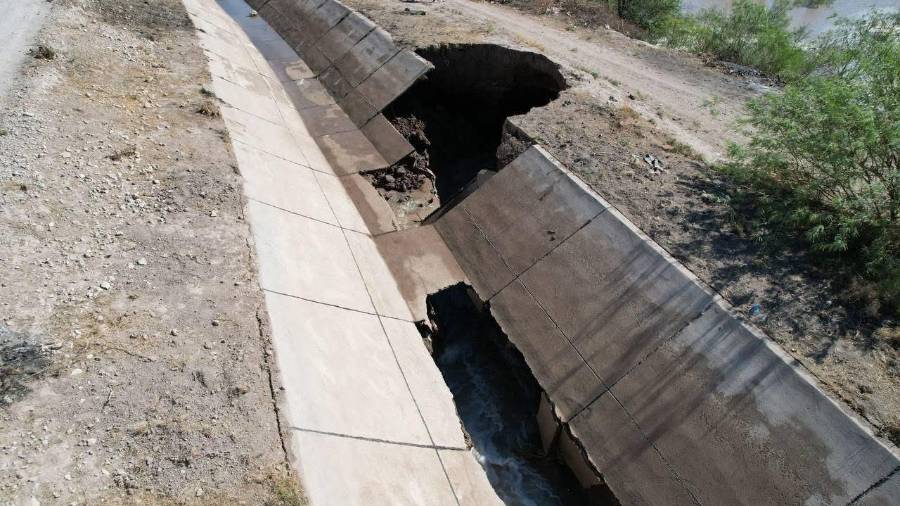 Autoridades atribuyen el socavón al flujo de agua de un canal de riego paralelo a la carretera, situación que derivó en un accidente fatal en el lugar.