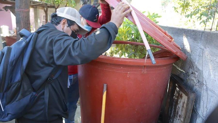 Cubetas, botes y otros recipientes con agua pueden convertirse en criaderos dentro de los hogares.