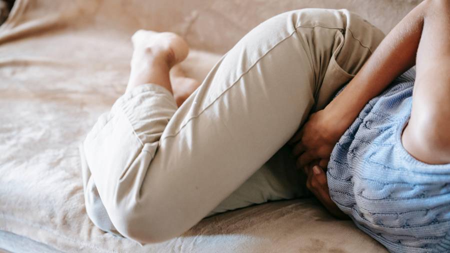 El picor y el flujo grumoso suelen asociarse a la candidiasis, mientras que el olor intenso y el flujo grisáceo pueden indicar una vaginosis bacteriana.