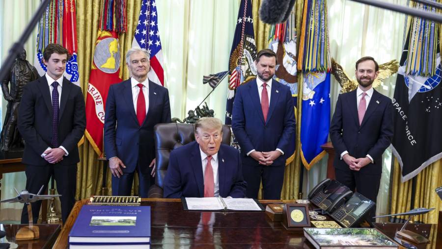 El presidente de Estados Unidos, Donald Trump (c) con los periodistas en el Despacho Oval sobre las iniciativas para combatir el fraude fiscal.