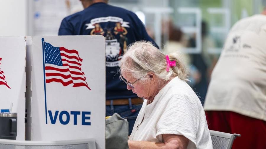 Los habitantes de Virginia emiten su voto durante la votación anticipada de las elecciones de mitad de mandato en el Centro Gubernamental de Franconia, en Alexandria, Virginia, el 27 de octubre de 2026.