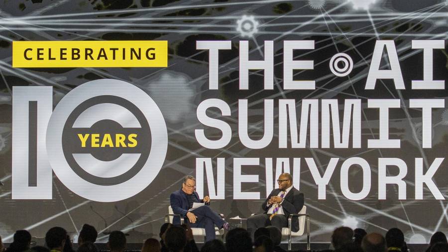 El director de Tecnología de la Oficina de Tecnología e Innovación de la ciudad de Nueva York, Matthew Fraser (d), en un panel del congreso The AI Summit junto al editor Axel Threlfall en Nueva York.